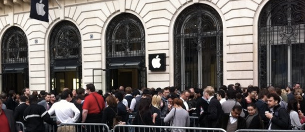 Long Lines at Apple Store
