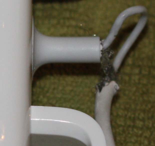 macbook-fray1 Fraying power adapter Closeup